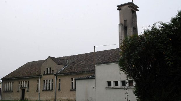 Okolí kostela působí téměř vesnickým dojmem