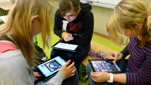 Na lovosickém gymnáziu vyměnili žáci učebnice za elektronické tablety