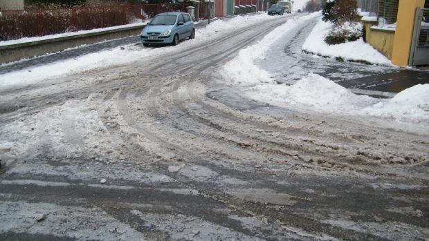 Teplické chodíky a silnice pokryla ledovka