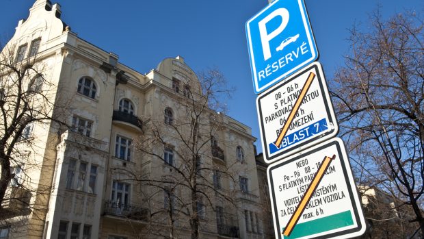 Část Prahy zrušilo o vánočních svátcích parkovací zóny