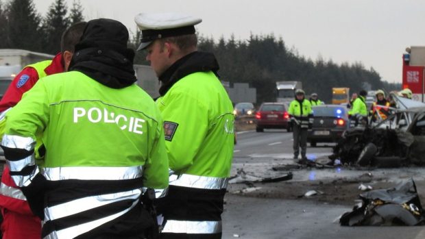 Osmnáctiletý řidič zemřel po policejní honičce na dálnici D1