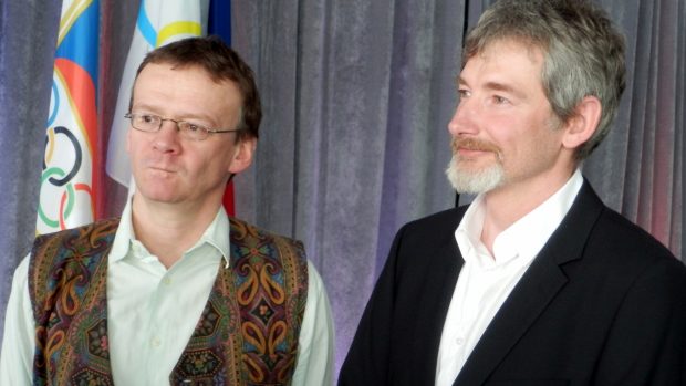 Horolezci Antonín Bělík (vlevo) a Vít Auermüller s hlavní cenou za čin na vyhlášení cen Českého klubu fair play za rok 2012.JPG