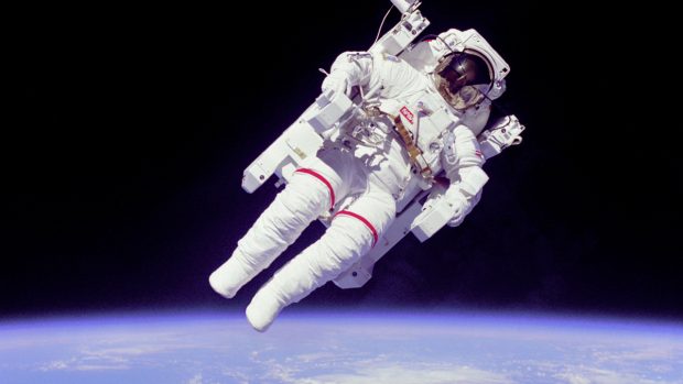 Ve vzduchoprázdném prostoru musejí astronauti obléci tlakový skafandr