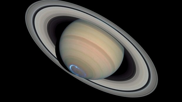 Saturn s prstenci a polární září