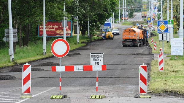 Uzavřená silnice u Globusu mohla za velké kolony na rychlodráze (Nádražní ulici)