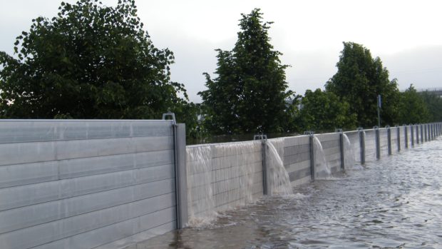 Voda jde přes protipovodňové zábrany v Ústí nad Labem