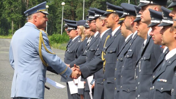 Na letecké základně v Čáslavi se loučil stávající velitel Petr Lanči. Na fotografii slavnostní předávání vojenských vyznamenání a pamětních odznaků