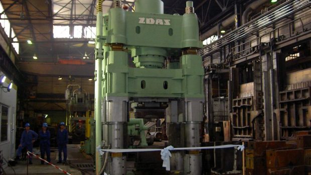 Nový kovací soubor vlastní výroby s lisem a manipulátorem v továrně Žďas Žďár nad Sázavou