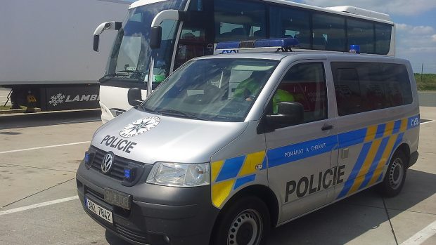 Policie kontroluje řidiče dálkových autobusů