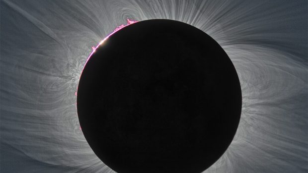 Chromosféra a koróna při úplném zatmění Slunce