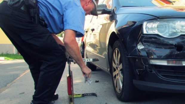 Městští strážníci v Jihlavě upozorňují na špatné parkování nasazením botičky