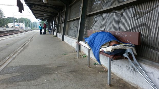Bezdomovec Miloš Hudeček spí na lavičce na peróně