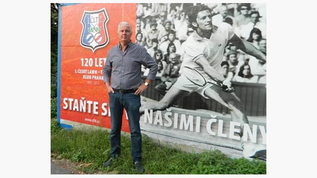 Vladislav Šavrda před plakátem na oslavu 120 let klubu