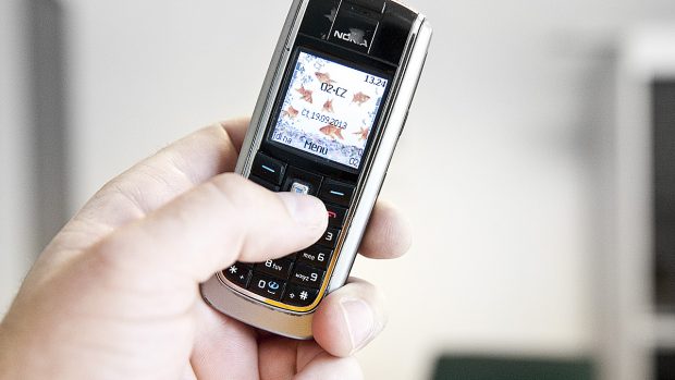 Mobilní telefon (ilustrační foto)