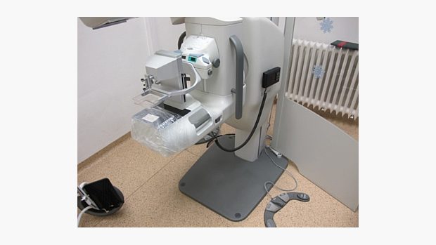 Mamografický přístroj připravený k stereotaktickému odběru ze susp. ložiska