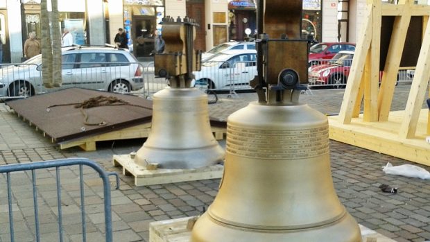Nové dva zvony zasvěcené sv. Marii a sv. Janu Nepomuckému, kterým Plzeňané láskyplně přezdívají &quot;Jeníček&quot; a &quot;Mařenka&quot;, krátce před vyzdvižením do věže katedrály svatého Bartoloměje.