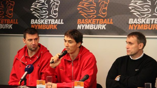 Radoslav Rančík (vlevo), Jiří Welsch a trenér Kestutis Kemzura během tiskové konference basketbalistů Nymburka