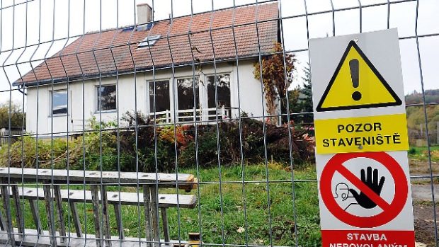 V Nových Heřminovech na Bruntálsku začala demolice prvního domu kvůli přehradě