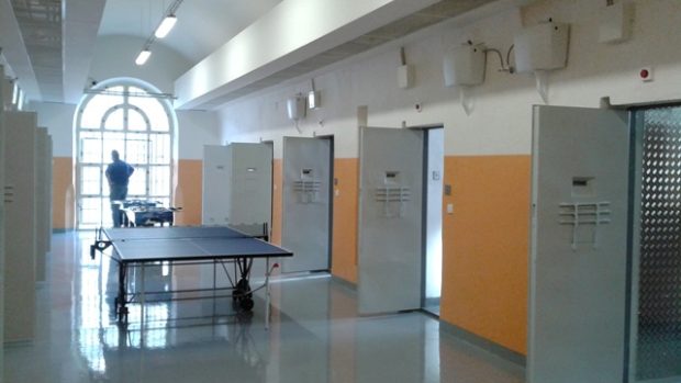 Vazební věznice Pankrác - oranžová chodba na oddělení se zmírněným režimem
