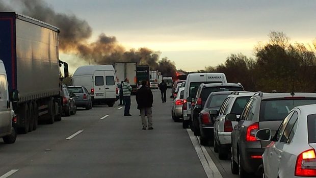 Na dálnici D11 hoří nákladní automobil