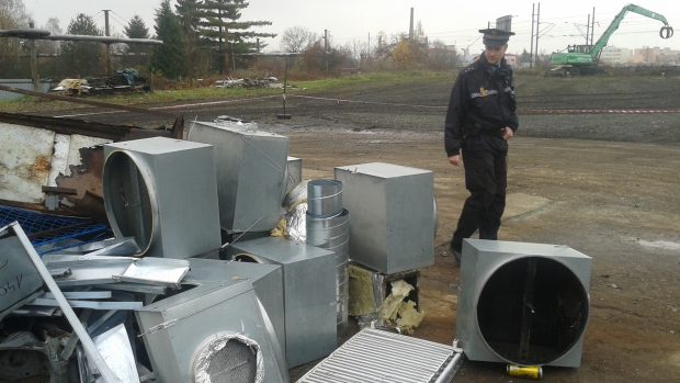 Policisté kontrolují teplické sběrny kovů