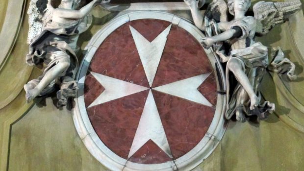 Erb řádu Maltézských rytířů na fasádě kostela San Giovannino dei Cavalieri ve Florencii