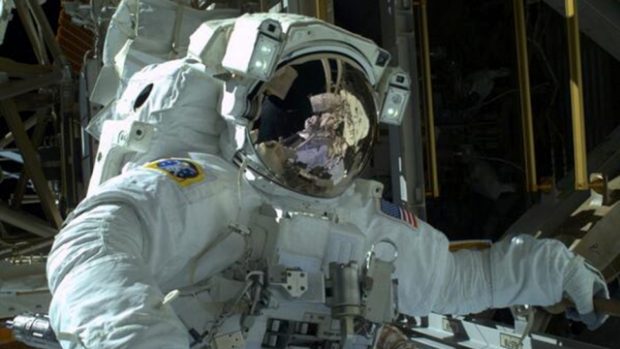 Astronaut Mike Hopkins při práci ve volném prostoru