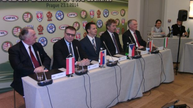 Ján Kováčik (druhý zleva) a Rudolf Řepka (uprostřed) se předběžně dohodli na česko-slovenském poháru
