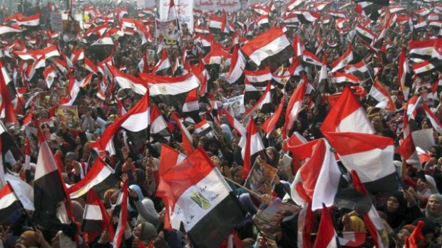 Vzpomínkové akce k třetímu výročí revoluce proti Mubárakovu režimu nepřežilo nejméně pět lidí