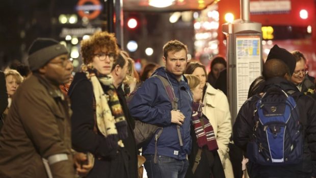 Londýnské metro nejezdí. Lidé čekají na autobus. Povrchová doprava nabírala až 90minutové zpoždění