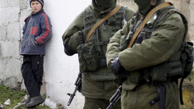 Zřejmě ruští vojáci na území Krymu poblíž ukrajinské základny