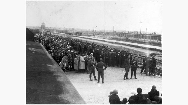 Příjezd transportu do Osvětimi-Březinky v roce 1944