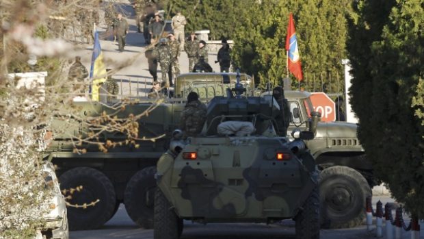Krym. Transportér ruské armády před ukrajinskou základnou v Belbeku