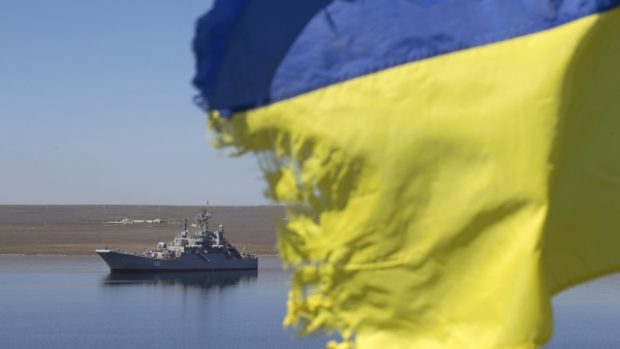 Ukrajinská vlajka nad blokovaným zálivem Donuzlav