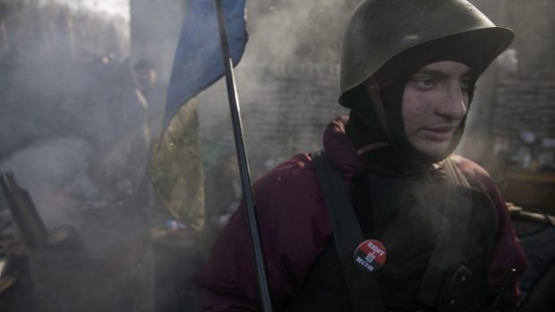 Členové extremistické organizace Pravý sektor protestovali i na barikádách v Kyjevě (únor 2014)