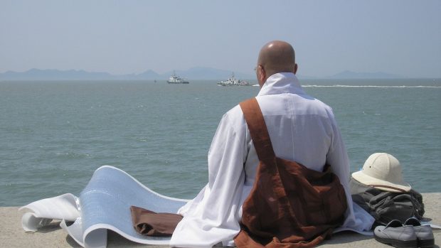 Buddhistický mnich se na ostrově Jindo modlí za mrtvé