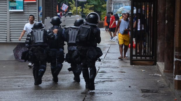 Skupina policistů se blíží k vchodu do favely Pavao-Pavaozinho