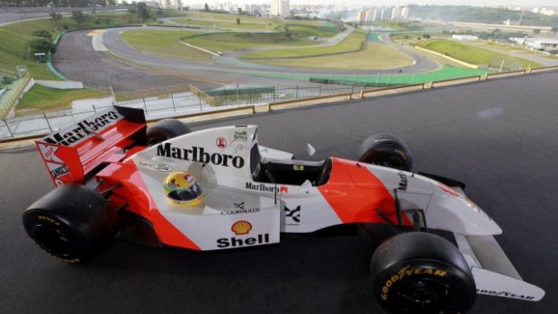 Replika formule McLaren, ve které Senna smrtelně havaroval, je vystavena na okruhu Interlagos v Sao Paulu