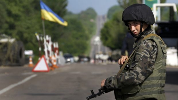 Ukrajinský voják kontroluje silnici u Slavjansku
