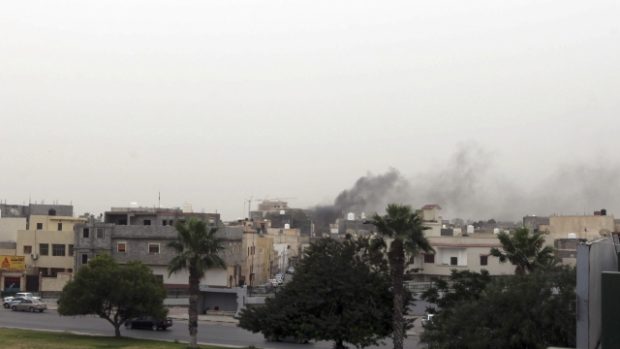Dým stoupající nad sídlem libyjských zákonodárců v Tripolisu