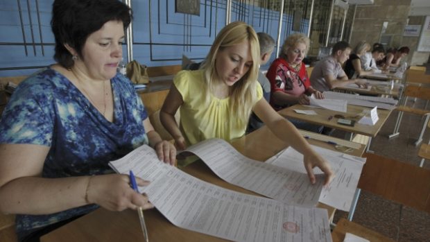 Na Ukrajině se otevřely volební místnosti. Začalo první kolo mimořádných prezidentských voleb