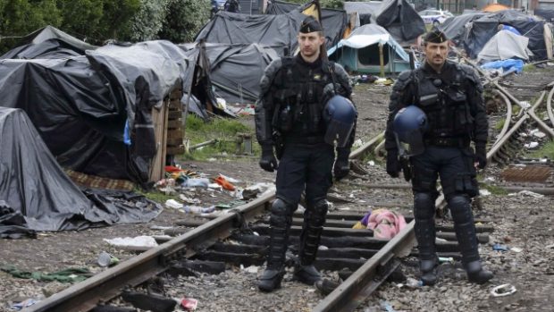 Policie likviduje uprchlický tábor ve francouzském městě Calais