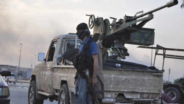 Bojovníci organizace Islámský stát v Iráku a Levantě v severoiráckém Mosulu