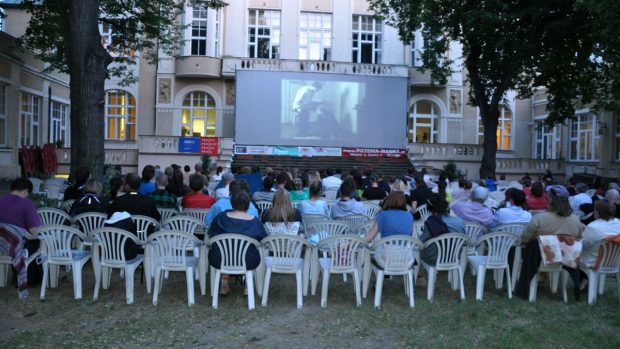 Karlínské filmové léto 2014 zahájil film Ostře sledované vlaky