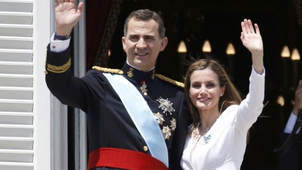 Nový španělský panovník Felipe VI. s manželkou, královnou Letizií, mávají lidem z balkonu královského paláce na Plaza de Oriente v Madridu