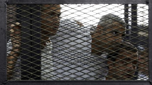 Peter Greste, Mohamed Fahmy a Baher Mohamed, tři novináři, kterým egyptský soud udělil trest sedm let vězení