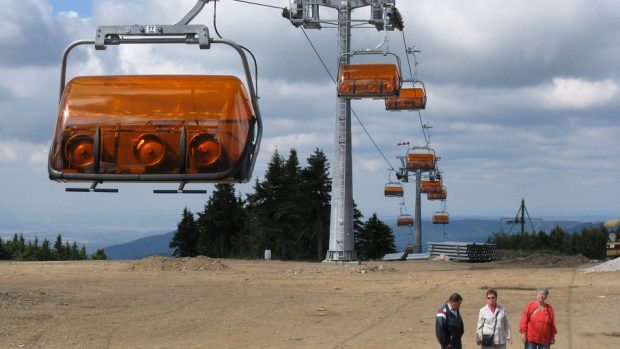 Návštěvníkům začne nová lanovka na Klínovec sloužit na začátku zimní sezony