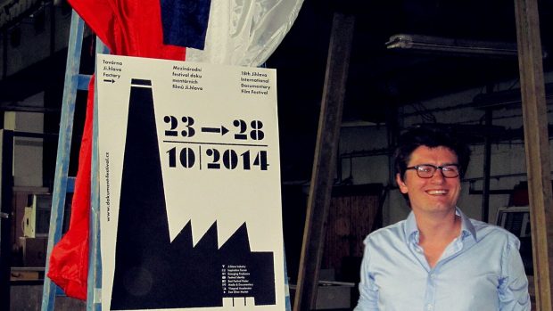 Plakát pro Mezinárodní festival dokumentárních filmů představil prezident festivalu Marek Hovorka stylově v bývalé jihlavské textilní továrně