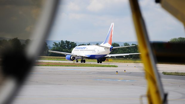 Letiště Pardubice - Boeing 737 roluje na ranvej