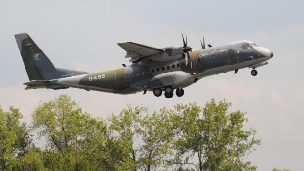 Letoun CASA odstartoval v úterý odpoledne z letiště v Praze-Kbelích